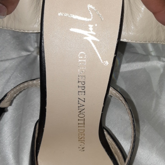 Giuseppe Zanotti 3 strap black sandal - Picture 4 of 8